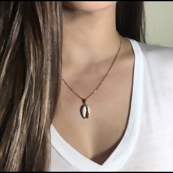 SOLD OUT 14K plate Cowrie Necklace - Picture 4 of 4